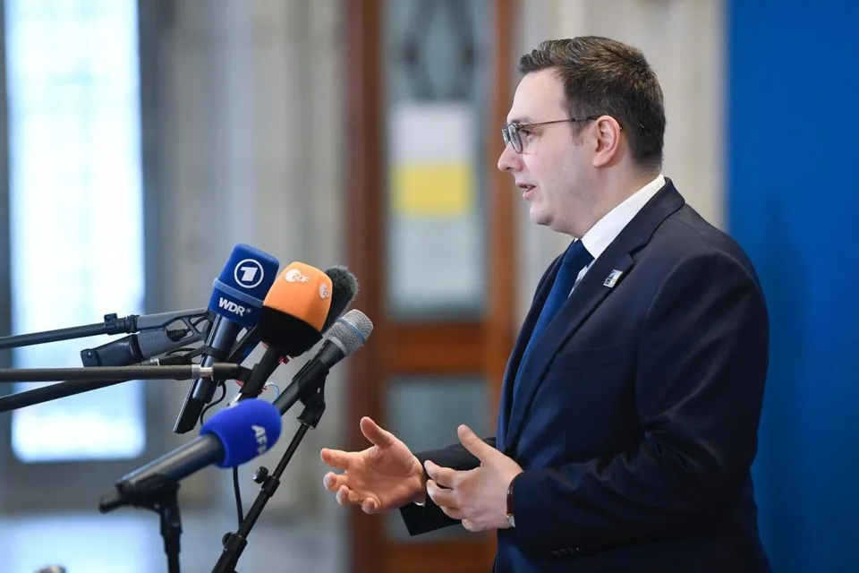 Read more about the article Nadväzujeme na predvojnovú spoluprácu a umožňujeme ukrajinským civilným pilotom potrebný výcvik, vysvetľuje Lipavský