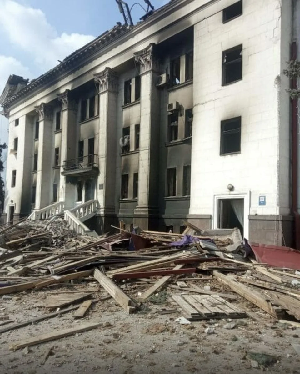 Read more about the article Mariupol: V troskách zbombardovaného divadla zrejme zomrelo až 300 ľudí