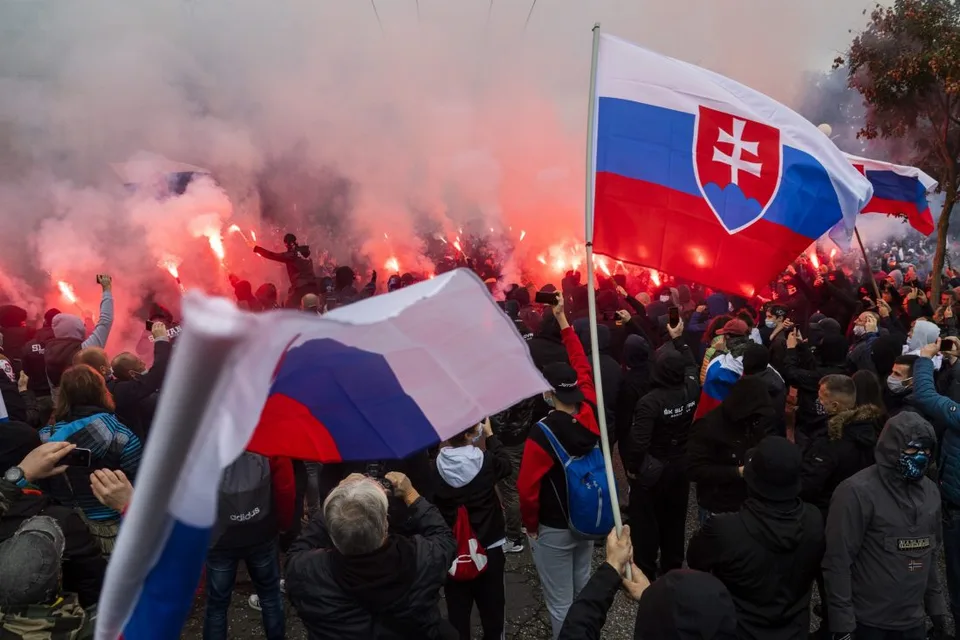 Read more about the article Útok na verejného činiteľa sa mu nevyplatil: Obvinený je definitívne stíhaný väzobne