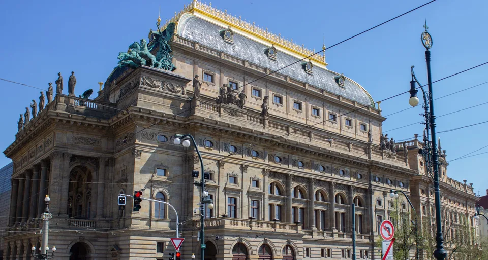 Read more about the article Národné divadlo v Prahe zasiahla katastrofa: Kriminalisti preverujú príčiny požiaru, škody dosahujú milióny
