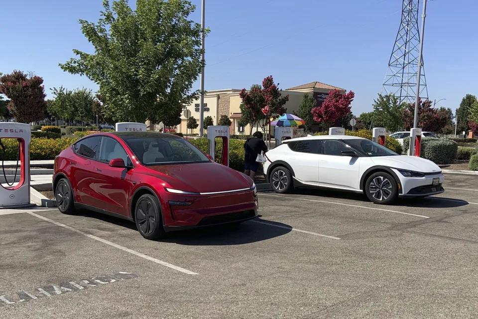 Read more about the article Veľký námorný prepravca okamžite stopol prepravu elektromobilov. Sú nebezpečné kvôli požiarom
