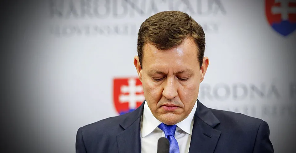 Read more about the article Lipšic vyvesuje bielu zástavu! Na svoj odchod má však jednu podmienku