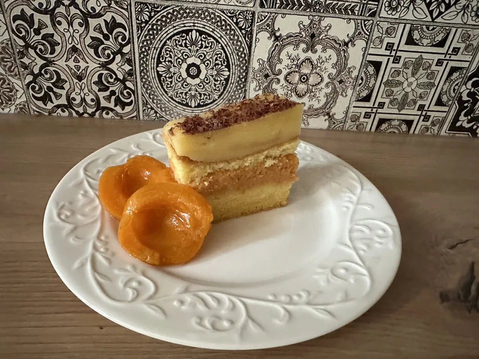 Read more about the article Marhuľovo-punčová torta