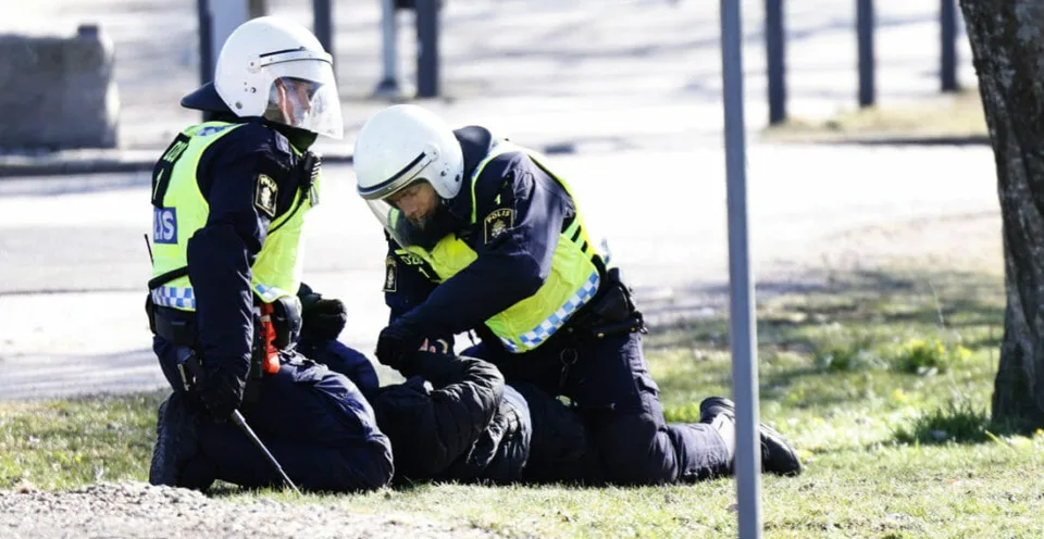 Read more about the article VIDEO Ambícia verejne páliť Korán vyvolala vo Švédsku násilnosti! Polícia zatýkala demonštrantov