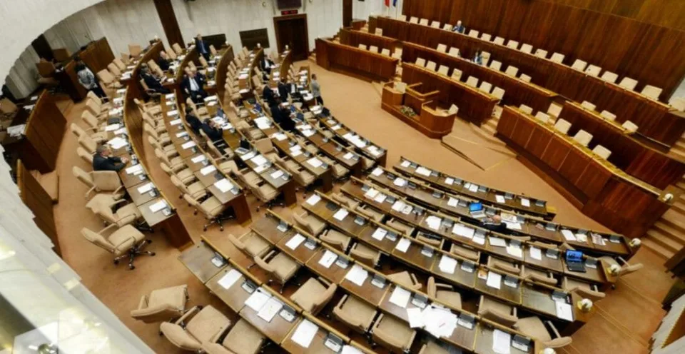 Read more about the article Za čo berú platy? Ráno bolo v pléne asi sedem poslancov, popoludní opäť väčšina politikov chýbala!