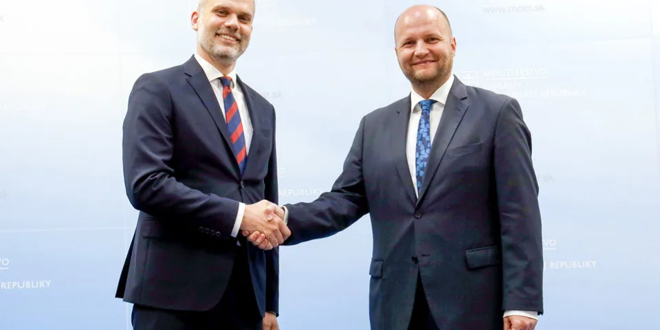 Read more about the article Vláda chce siahnuť na dôchodky i materské. Sklenár minul takmer 8 mil. eur na “ďalšie horalky a čipsy”