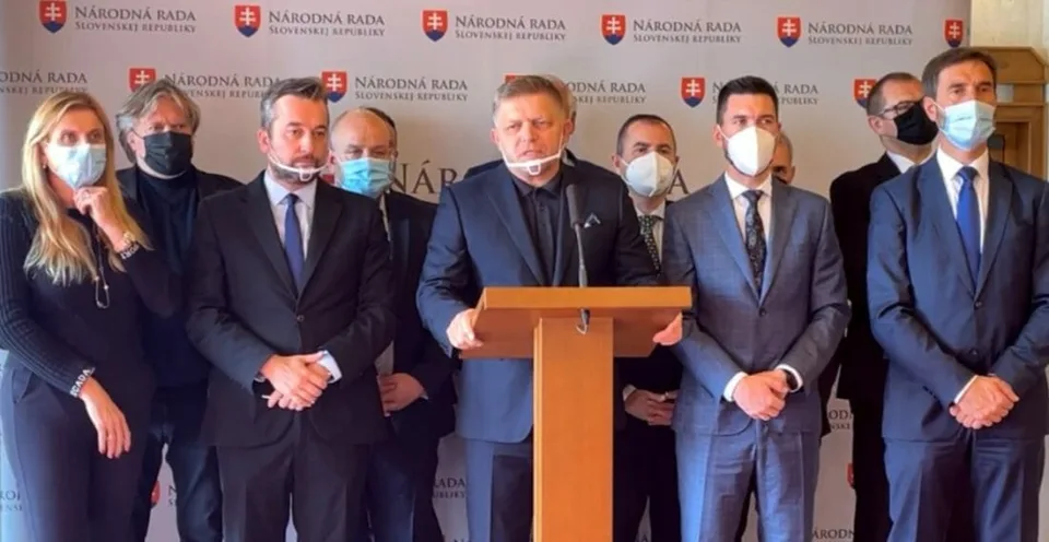 Read more about the article Fico: Táto všivavá vláda! Zneužíva falošnú informáciu, že som očkovaný. Chce sa pochváliť lepšími číslami?