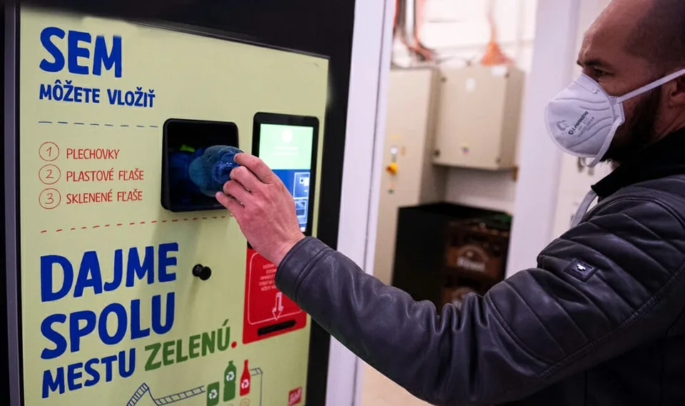 Read more about the article Známy reťazec predstavil prvé automaty na zálohovanie plastových fliaš
