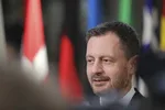 Slovenský premiér Eduard Heger odpovedá na otázky novinárov počas príchodu na summit EÚ v Bruseli vo štvrtok 23. júna 2022.