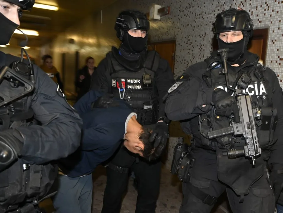 Read more about the article VIDEO TOTO je Valentín obvinený z brutálnej vraždy v Michalovciach! Takto ho viedli pred sudcu