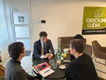 Poslanec NR SR Peter Pollák (uprostred) diskutuje o návrhu na odškodnenie sterilizovaných žien z osád.