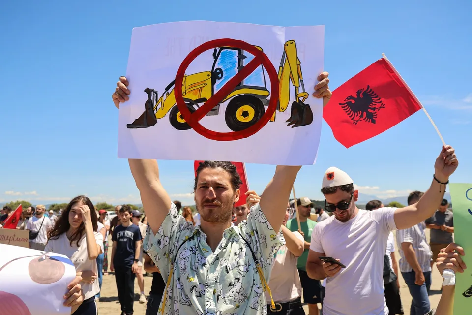Read more about the article Albánci protestovali v uliciach Tirany proti premiérovi a Trumpovmu zaťovi 35. deň po sebe