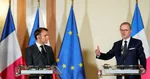 Český premiér Petr Fiala (vpravo) hovorí počas spoločného vyhlásenia s francúzskym prezidentom Emmanuelom Macronom v Prahe