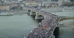 Margitin most v Budapešti z vtáčej perspektívy počas Pochodu za mier 15. marca 2022.