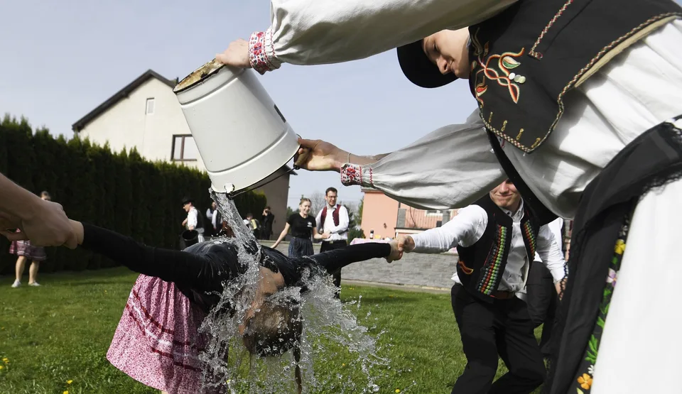 Read more about the article Veľkonočné zvyky ako šibačka a oblievačka stále žijú: V modernej podobe a s novým významom