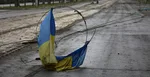 Na ilustračnej snímke ukrajinská vlajka na ceste v meste Mariupol počas 54. dňa ruskej invázie na Ukrajinu v pondelok 18. apríla 2022.