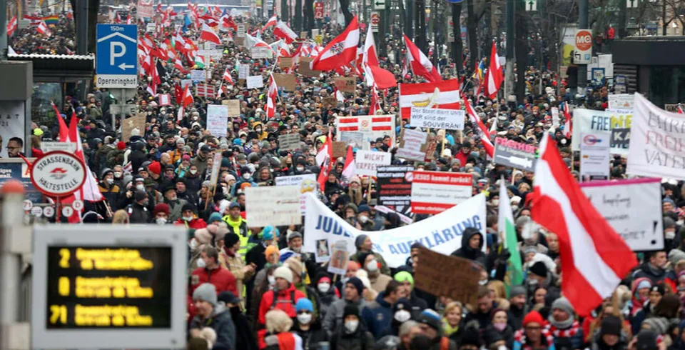 Read more about the article Masívny protest v Rakúsku: V centre Viedne protestovalo tisíce ľudí proti povinnému očkovaniu!