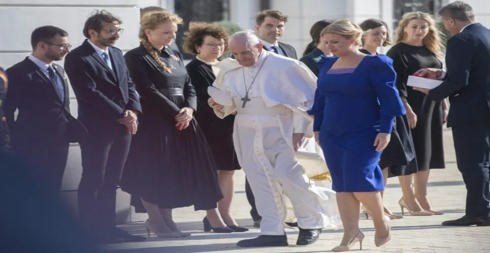 Read more about the article FOTO Prezidentka Čaputová darovala pápežovi aj peceň chleba a med