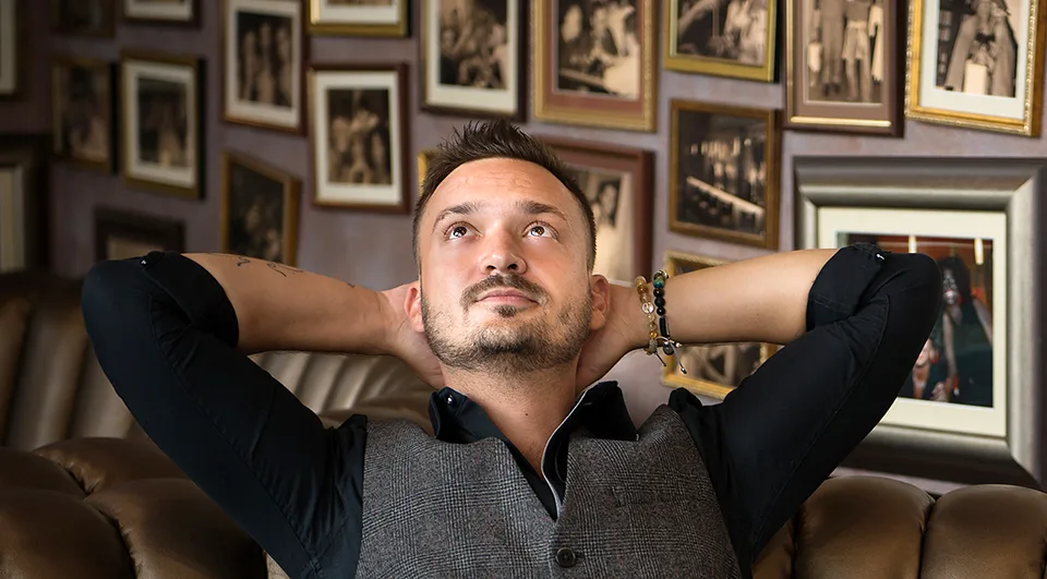 Read more about the article ROZHOVOR Robo Papp: Ako kaviarnik nedostal podporu, lebo je spevák. Ako spevák ju nedostal, lebo bol kaviarnik
