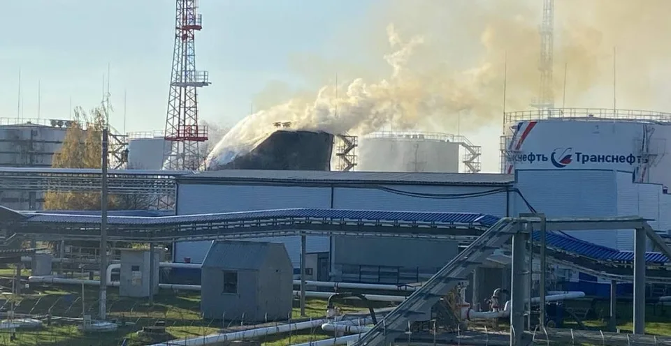 Read more about the article FOTO Ropný sklad v Belgorodskej oblasti začal po ostreľovaní horieť. Gubernátor obviňuje Kyjev