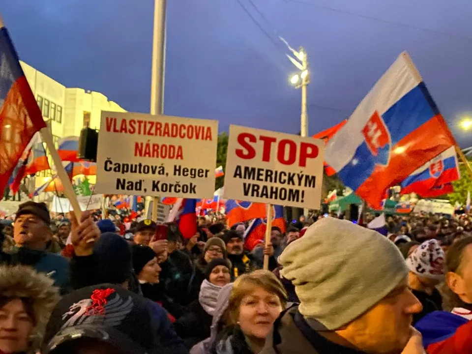 Read more about the article VIDEO Pred parlamentom bolo rušno, ľudia protestovali proti dohode s USA! Polícia uzavrela ulice