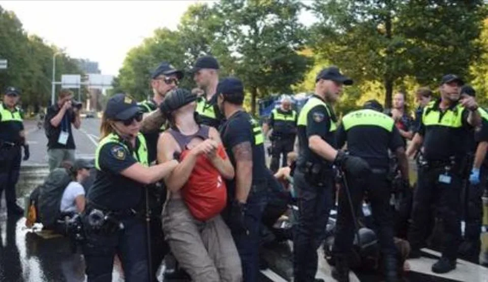 Read more about the article Holandsko: Počas druhého dňa klimatických protestov zadržali vyše 500 aktivistov