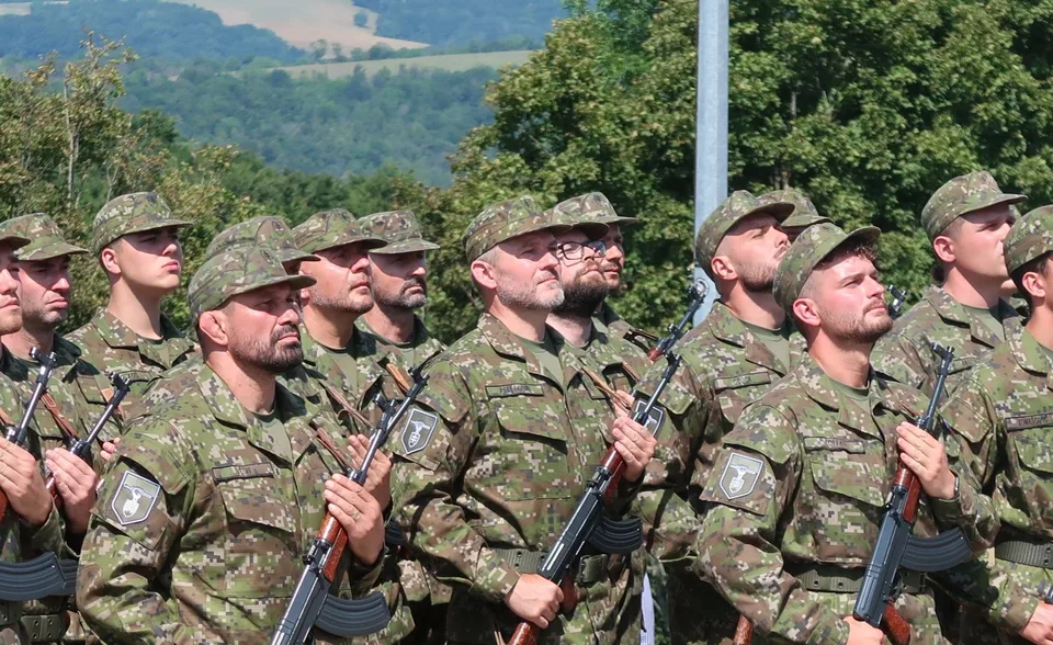Read more about the article Na Bradle sa písala história: Politici vstúpili do aktívnych záloh ako obyčajní občania