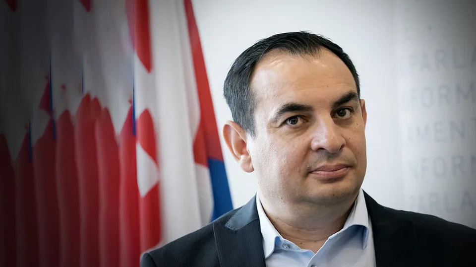 Read more about the article VIDEO Uhrík sa vysmieva Pollákovi kvôli angličtine. Máš chybu na plagáte!
