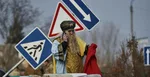 Na archívnej snímke dobrovoľník prezlečený za Mikuláša rozdáva vojakom vianočné darčeky v meste Kosťantynivka v Doneckej oblasti.