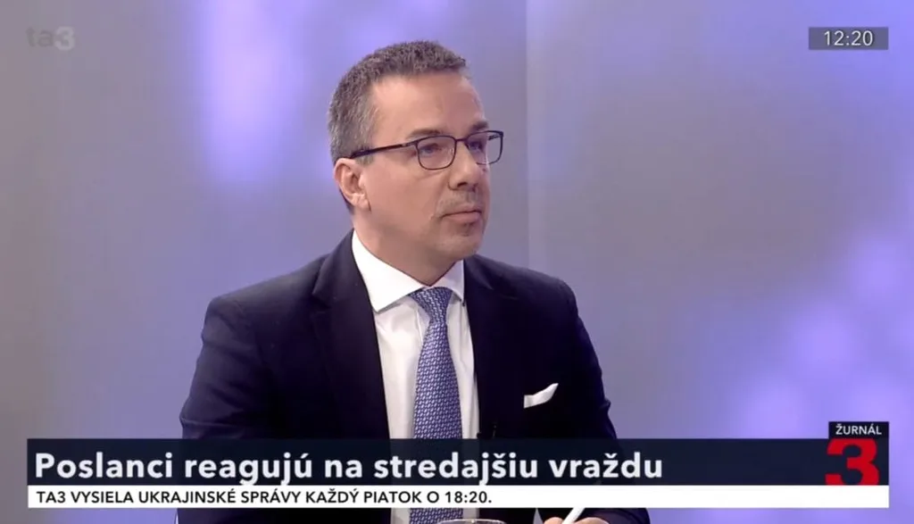 Erik Tomáš počas debaty v relácii V politike. 