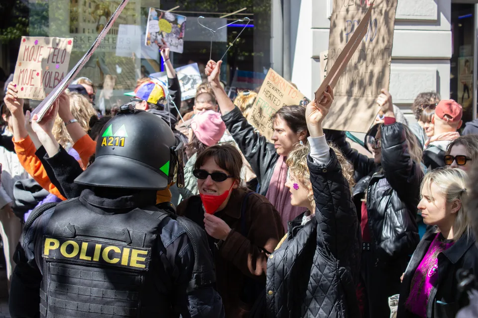 Read more about the article V Prahe bol Pochod za život. Progresívno-liberálni extrémisti ho blokovali, zasahovali ťažkoodenci