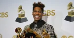 Americký spevák a skladateľ Jon Batiste pózuje s cenami počas 64. ročníka odovzdávania amerických hudobných cien Grammy v Las Vegas v nedeľu 3. apríla 2022.