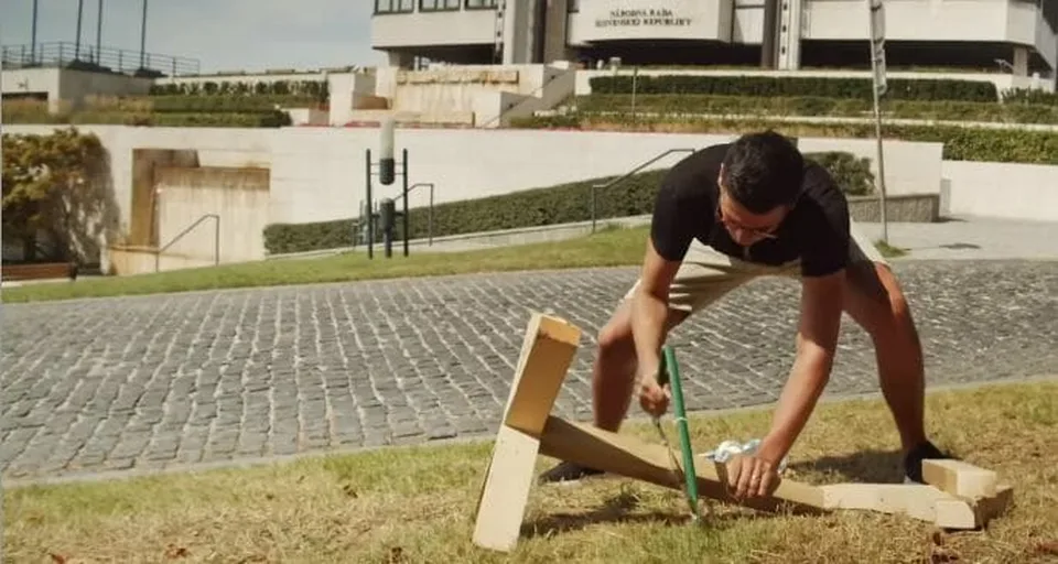 Read more about the article VIDEO Oľaňák spílil šibenicu po proteste. Drevo sa vraj bude hodiť na guláš