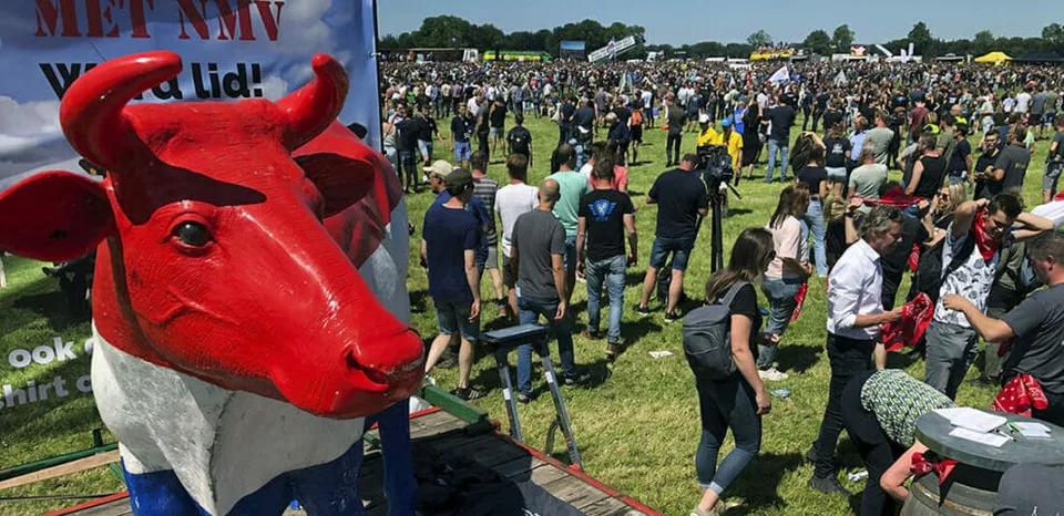 Read more about the article Vzbura holandských farmárov proti vládnym nariadeniam: Na protest zablokovali sklady s potravinami!