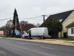 Policajti pred rodinným domom v maďarskej obci Bezenye, kde dolapili slovenského zločinca.