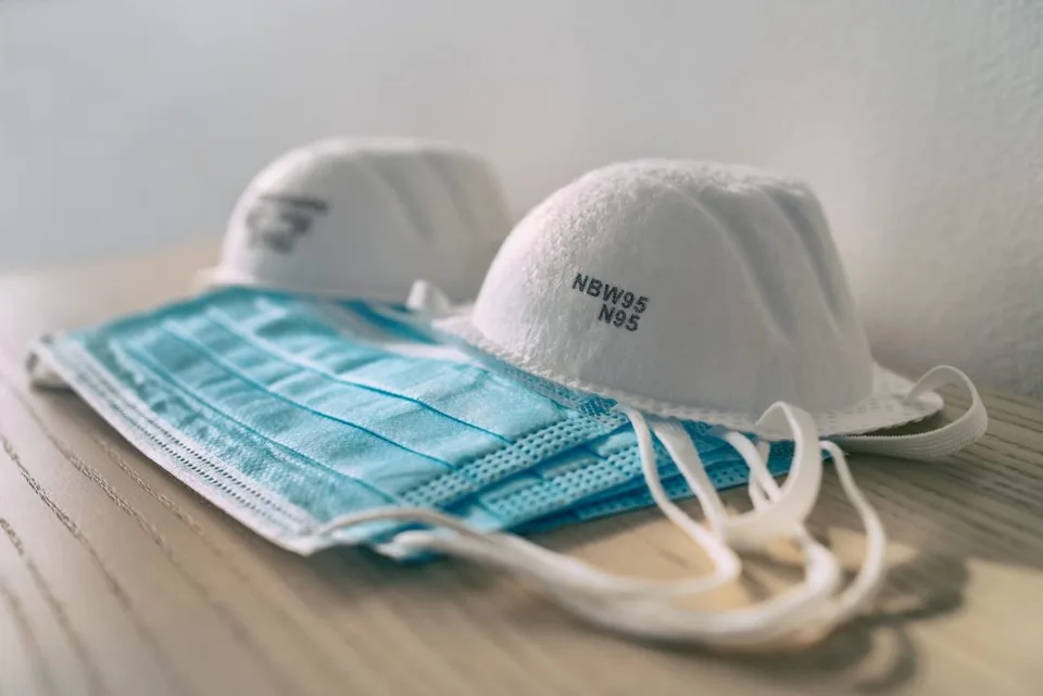 Read more about the article Ako nosiť masky? Ani dvojitá ochrana nemusí byť efektívna!