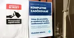 Oznam pred vstupom do reštaurácie na Námestí SNP v Banskej Bystrici 16. novembra 2021.