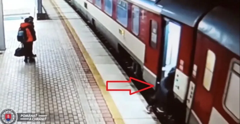 Read more about the article Polícia zverejnila šokujúce video z trnavskej stanice: Žena padá pod rozbiehajúci sa vlak!