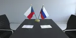 Česká a ruská vlajka na rokovacom stole.