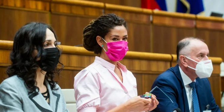 Miriam Lexmann (KDH), Lucia Ďuriš Nicholsonová (SaS) a Eugen Jurzyca (SaS).