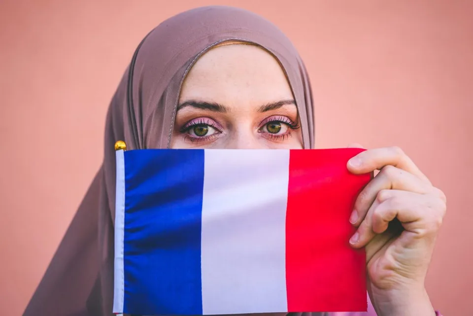 Read more about the article Pre migrantov vo Francúzsku nastávajú horšie časy: Ak niečo vyvedú, hrozí im vyhostenie!
