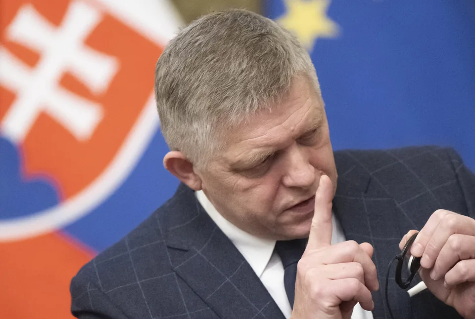 Read more about the article Namiesto zbrojenia budeme EÚ žiadať o pomoc pre automobilový priemysel, uviedol premiér Fico v reakcii na americké clá