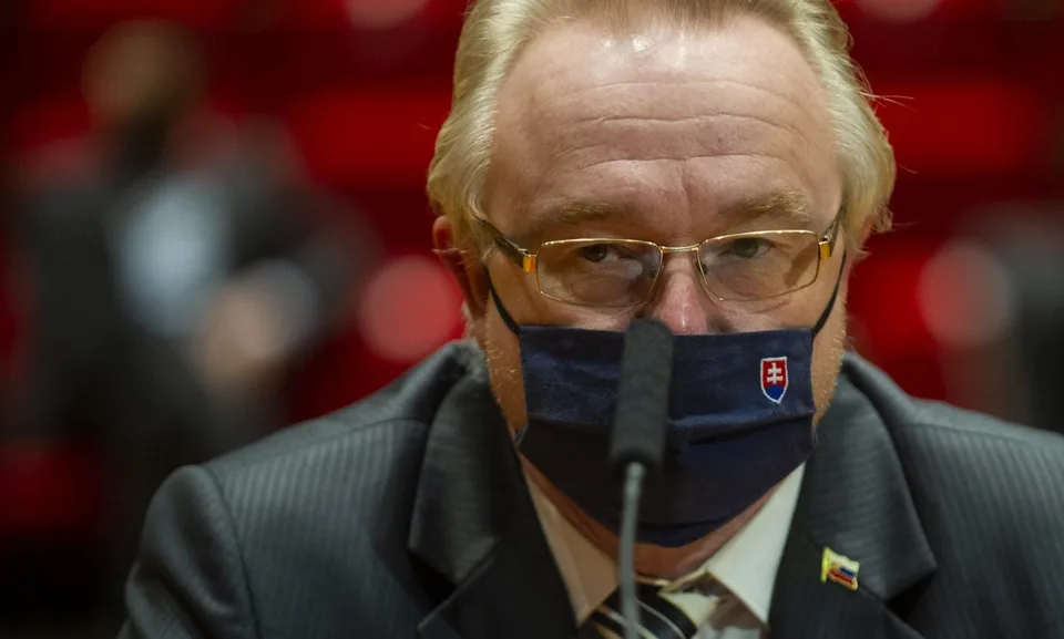 Read more about the article Šanta je pozitívny, poslanci však do karantény nemusia: Rozhodol o tom Mikas!