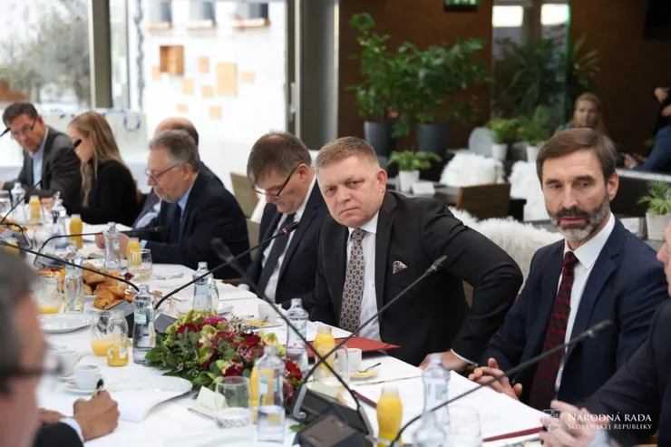Robert Fico počas stretnutia s 30 veľvyslancami na pôde parlamentu.