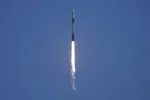 Na snímke nosná raketa Falcon 9 s kozmickou loďou Crew Dragon spoločnosti SpaceX odštartovala zo štartovacieho komplexu v Kennedyho vesmírnom stredisku NASA na Floride v piatok 8. apríla 2022.