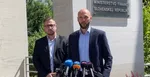 Na snímke z videa v popredí Michal Truban (PS) počas tlačovky pred ministerstvom financií.