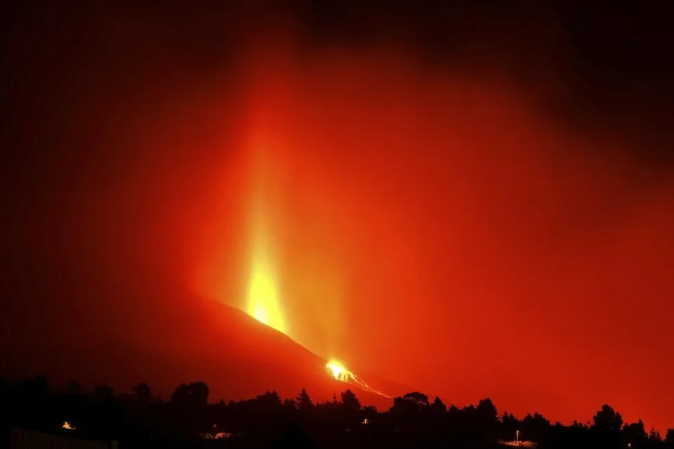 Read more about the article FOTO Láva zo sopky na ostrove La Palma už vteká do Atlantického oceánu