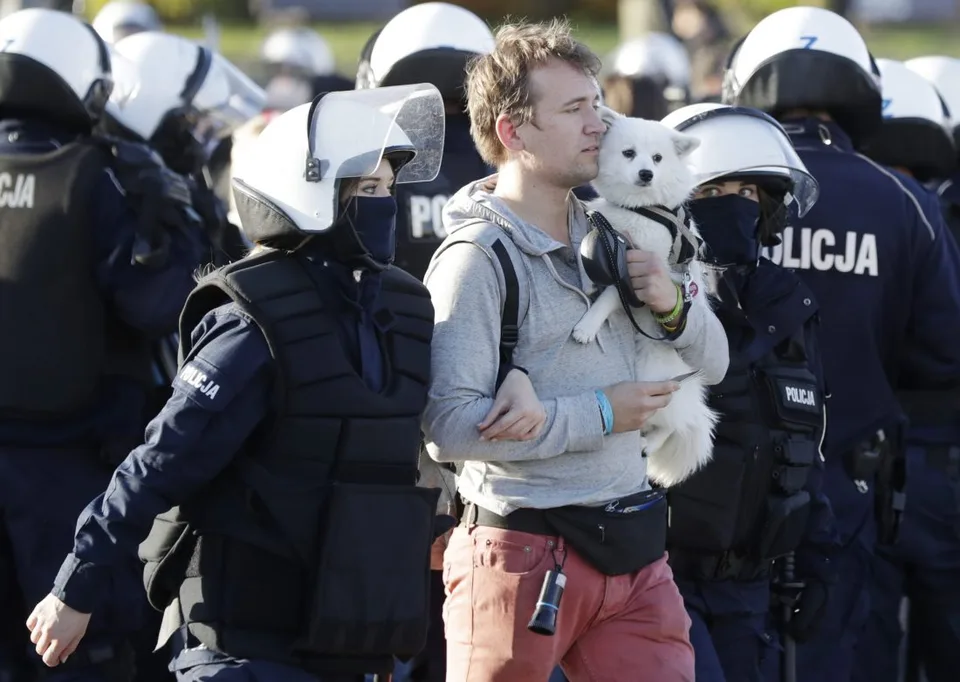 Read more about the article Počas protestov vo Varšave proti pandemickým opatreniam zatkli 278 ľudí
