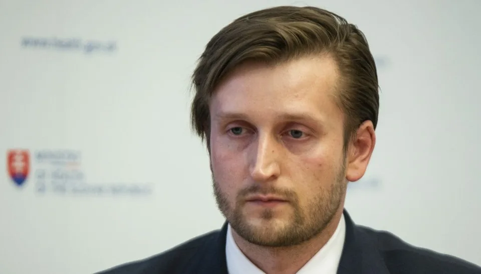 Read more about the article Prečo musia aj zaočkovaní stále nosiť rúško? Vysvetlenie analytika Smatanu vás prekvapí!