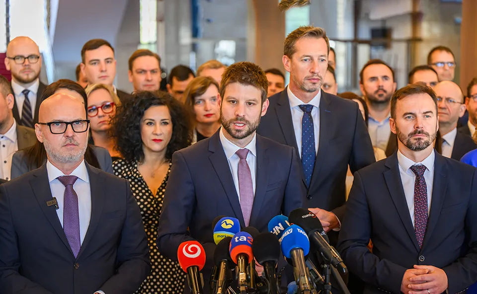 Read more about the article Politológ Hrabko o opozícii: Môžu robiť aj tri tlačovky denne, kvantita nedokáže nahradiť kvalitu